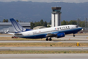 United Airlines Boeing 737-522 landing, San Jose.