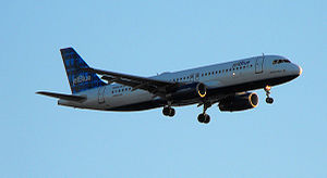 JetBlue Airbus 320 coming in to land at Oaklan...