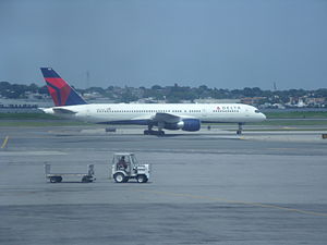 English: Delta 757-200 N6714Q at LaGuardia. Ta...